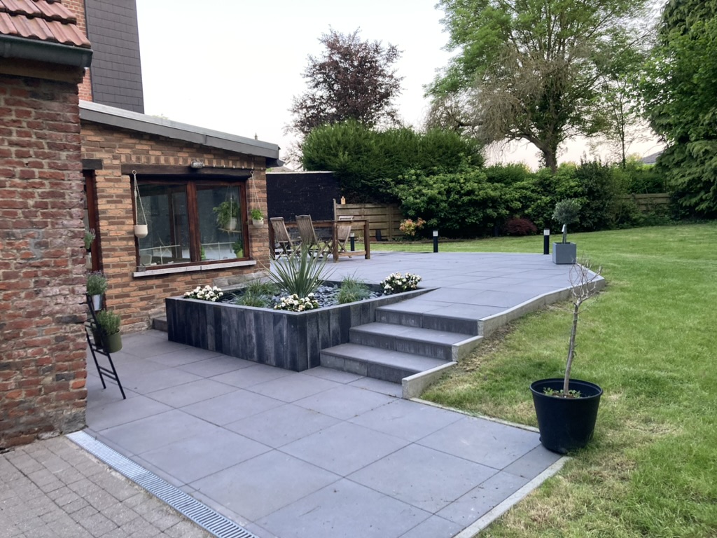 Une terrasse en dalles de béton